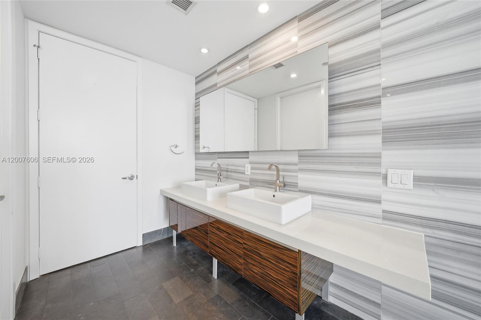 MARQUIS CONDO - Residential