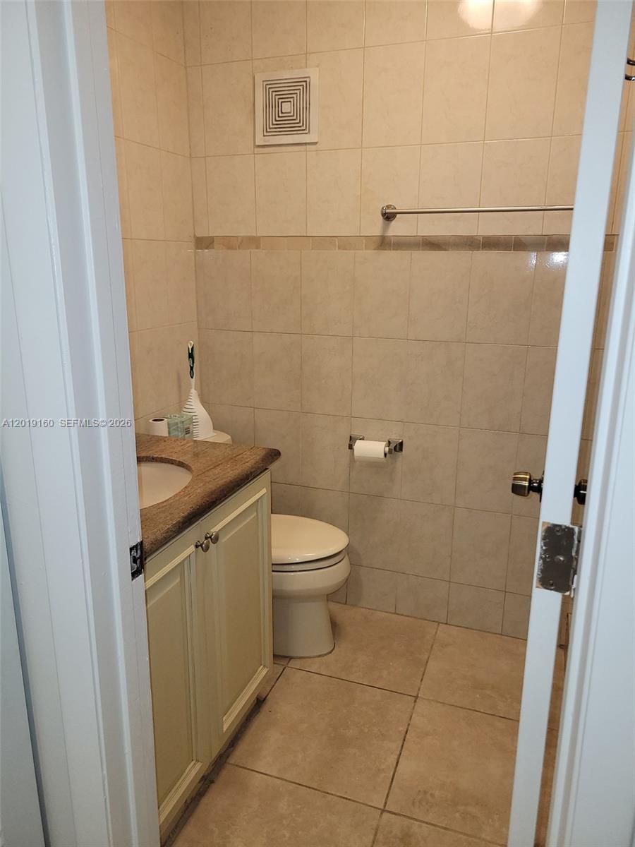 COUNTRY LAKE MANORS TOWNH - Residential