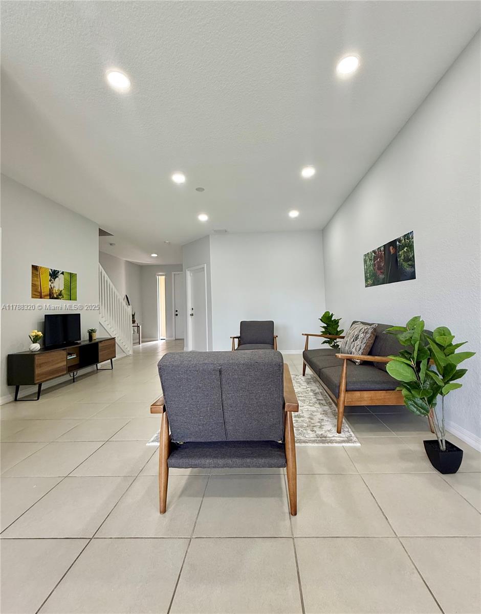 1047 NW 33rd Mnr