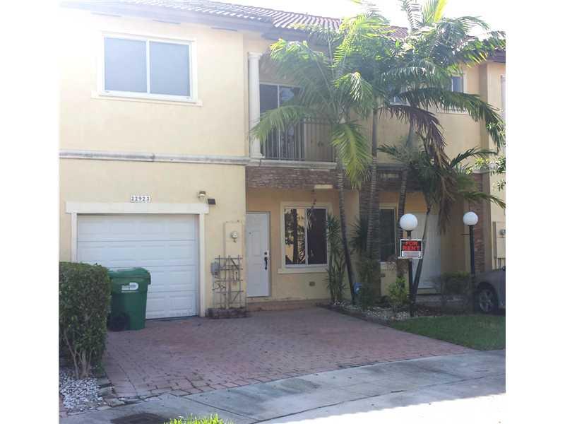 GREAT OPPORTUNITY ON THIS SPECIOUS 2 STORY, 3 BDRS , 2 BATHS, ON SECOND FLOOR AND HALF BATH ON FIRST FLOOR. LARGE FAMILY ROOM, AND KITCHEN TO ENTERTAIN.. CLOSE TO TURNPIKE, HIGHWAY, AND SHOPS. !!! AVAILABLE AUGUST 1ST 2014 !!!.