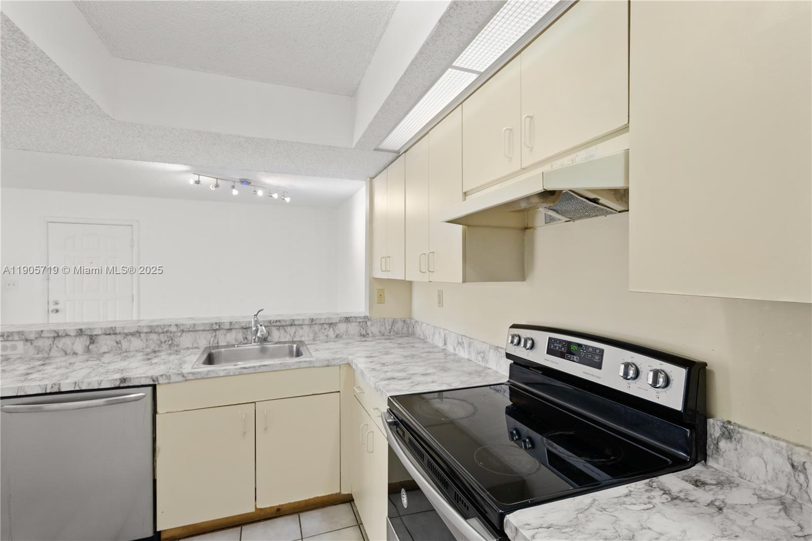 LE CLUB AT OLD CUTLER CON - Residential Lease