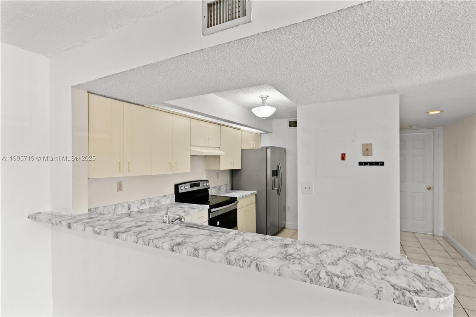 LE CLUB AT OLD CUTLER CON - Residential Lease