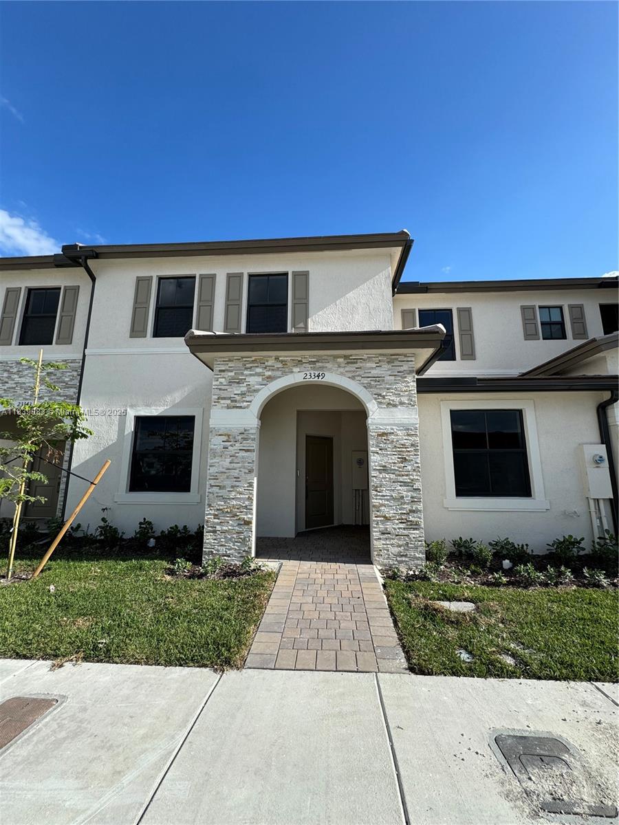 THE BIGGEST MODEL, VILLA-TOWNHOUSE AT SIENA RESERVE COMMUNITY 3 BED / 2.5 BATHS, TILE ON FIRST FLOOR. KITCHEN WITH SS APLIANCES, NICE PRIVATE PATIO, LARG WALK-IN CLOSET IN THE MASTER BEDROOM, BIG FAMILY ROOM AND HALF BATHROOM DOWNSTAIRS, WASHER AND DRYER INSIDE THE UNIT. GREAT LOCATION. CLOSE TO RESTAURANT, GROCERY STORES, DEPARTMENT STORES. CLOSE TO US1. EASY TO SHOW!!!