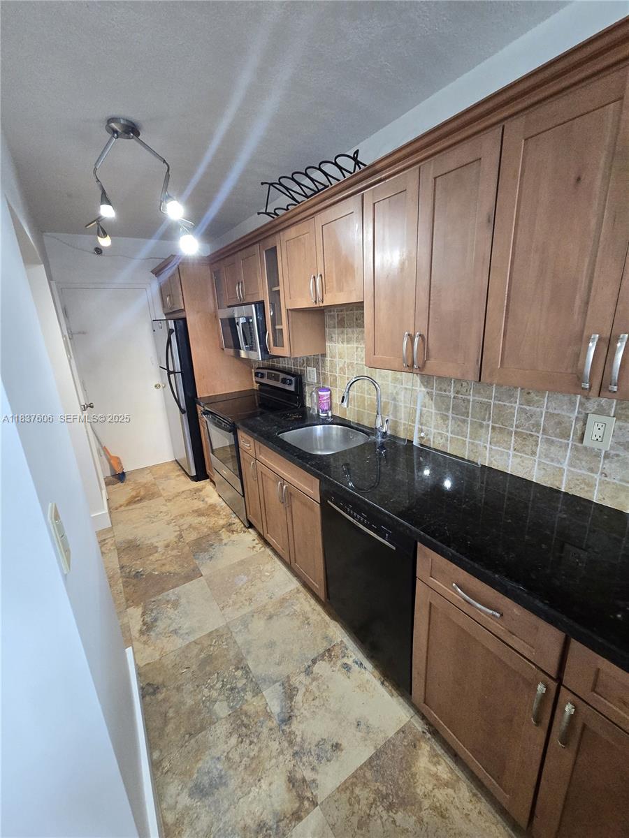 THE DECOPLAGE CONDO - Residential Lease