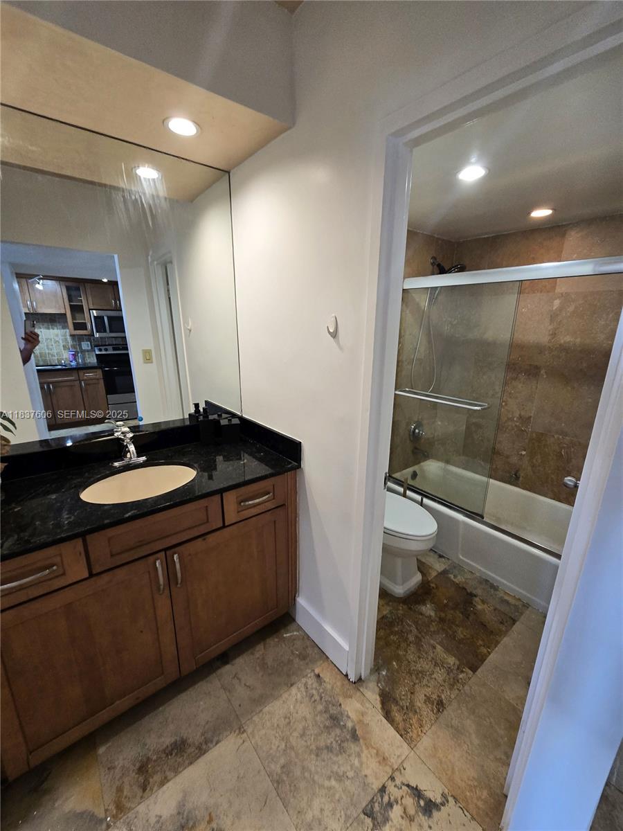 THE DECOPLAGE CONDO - Residential Lease