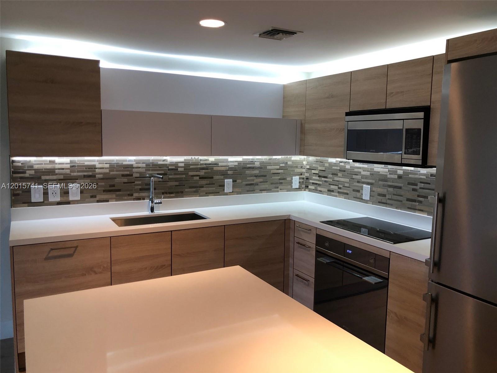 THE HARBOUR SOUTH CONDO - Residential