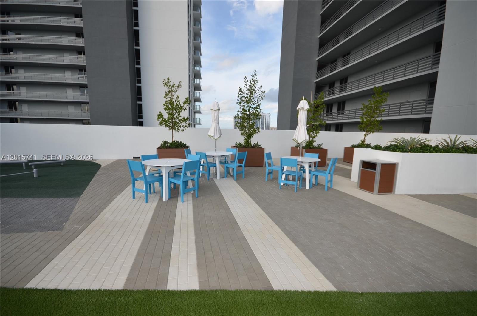 THE HARBOUR SOUTH CONDO - Residential
