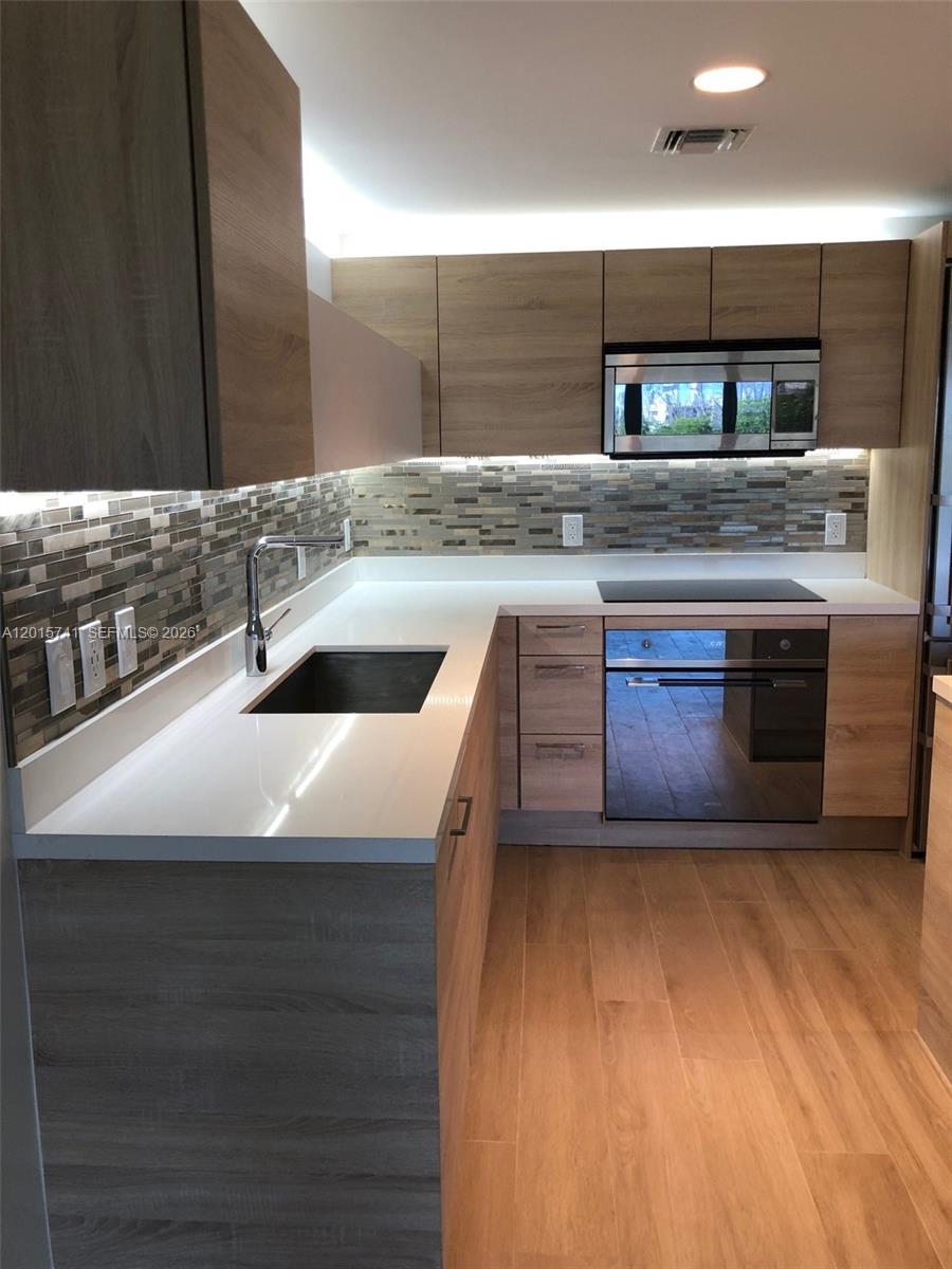 THE HARBOUR SOUTH CONDO - Residential