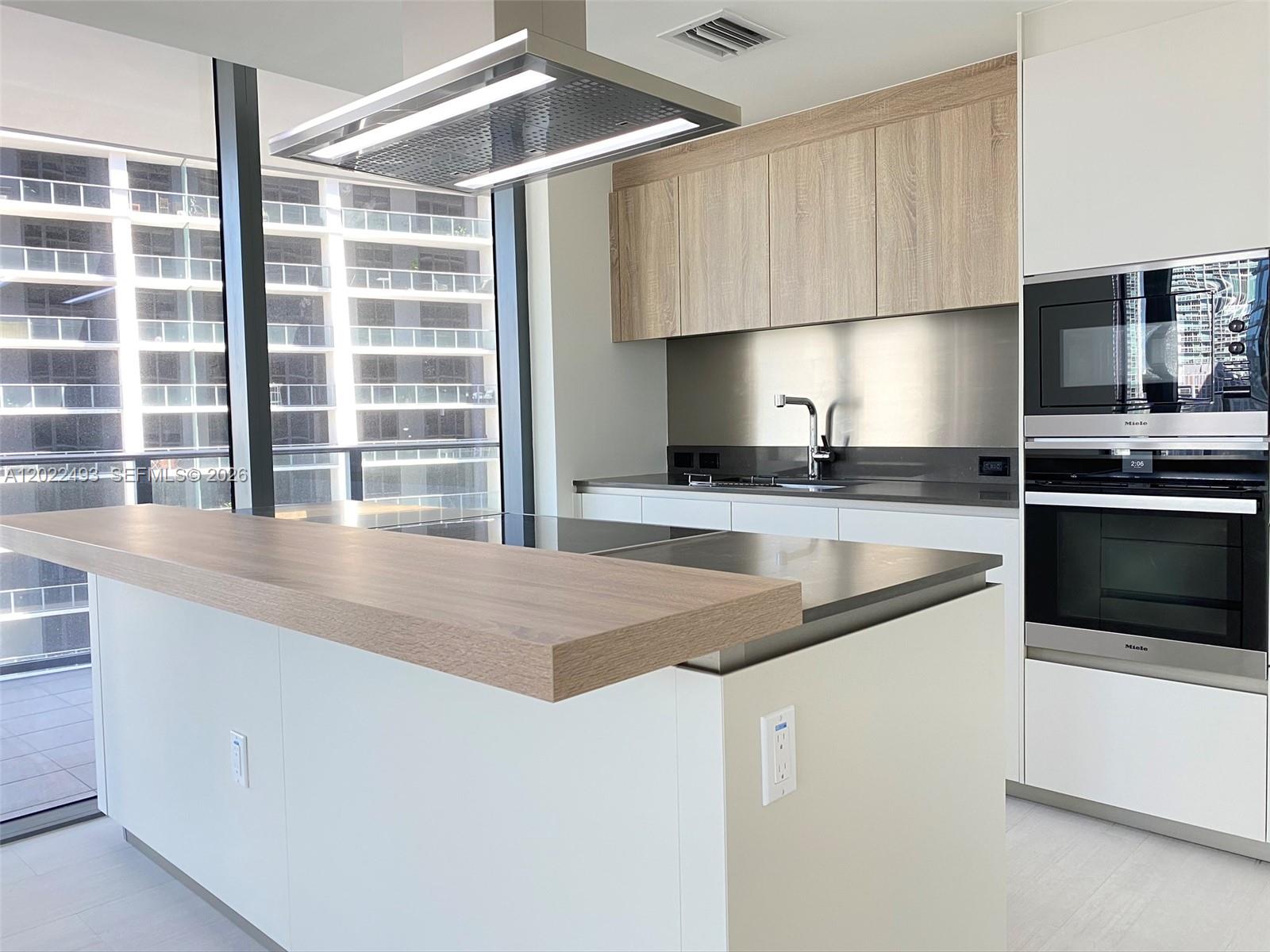 1000 Brickell Plz 2715