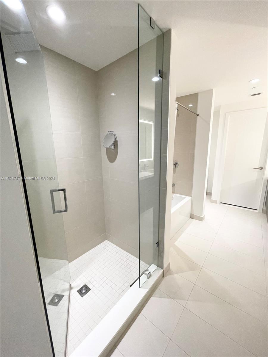 PARAMOUNT MIAMI WORLDCENT - Residential Lease