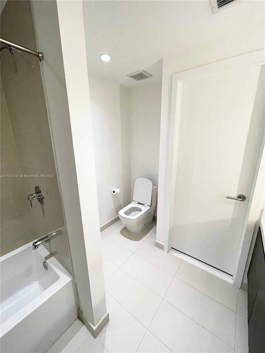 PARAMOUNT MIAMI WORLDCENT - Residential Lease