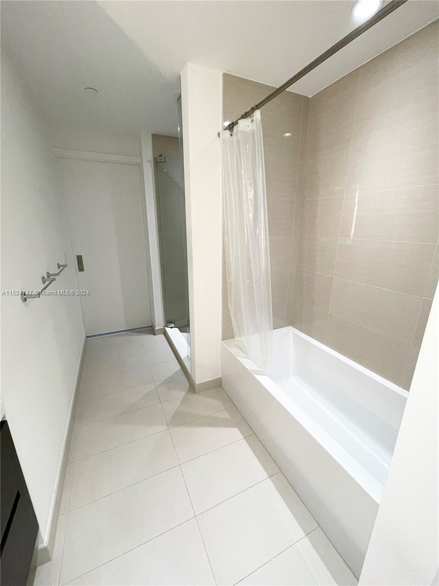 PARAMOUNT MIAMI WORLDCENT - Residential Lease