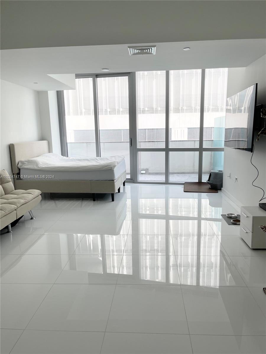 PARAMOUNT MIAMI WORLDCENT - Residential Lease