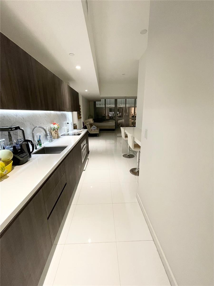 PARAMOUNT MIAMI WORLDCENT - Residential Lease