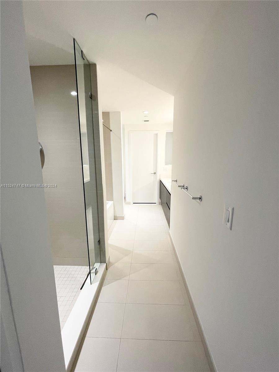 PARAMOUNT MIAMI WORLDCENT - Residential Lease