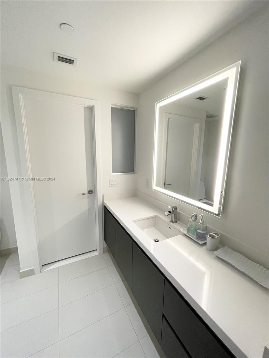 PARAMOUNT MIAMI WORLDCENT - Residential Lease
