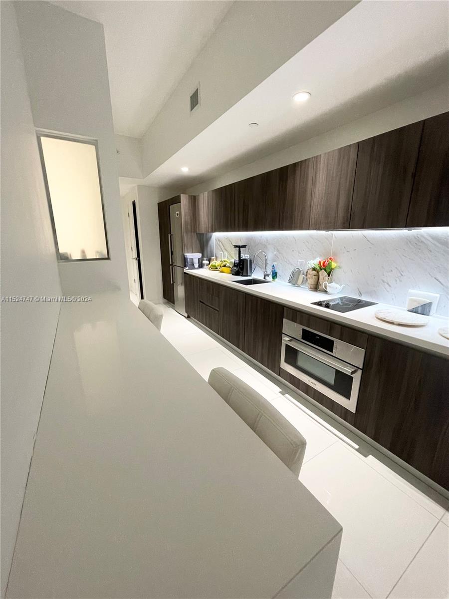 PARAMOUNT MIAMI WORLDCENT - Residential Lease