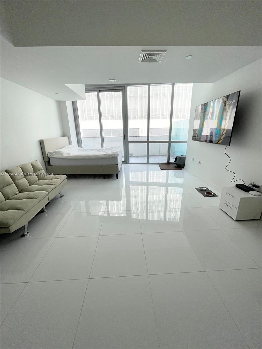 PARAMOUNT MIAMI WORLDCENT - Residential Lease