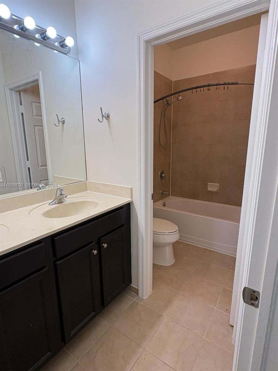 KENDALL COMMONS TOWNHOMES - Residential Lease