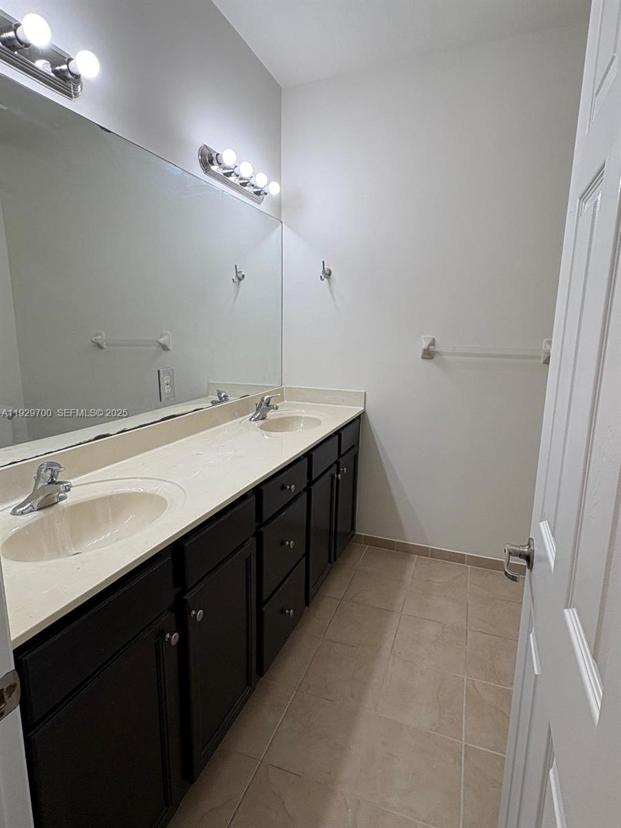 KENDALL COMMONS TOWNHOMES - Residential Lease