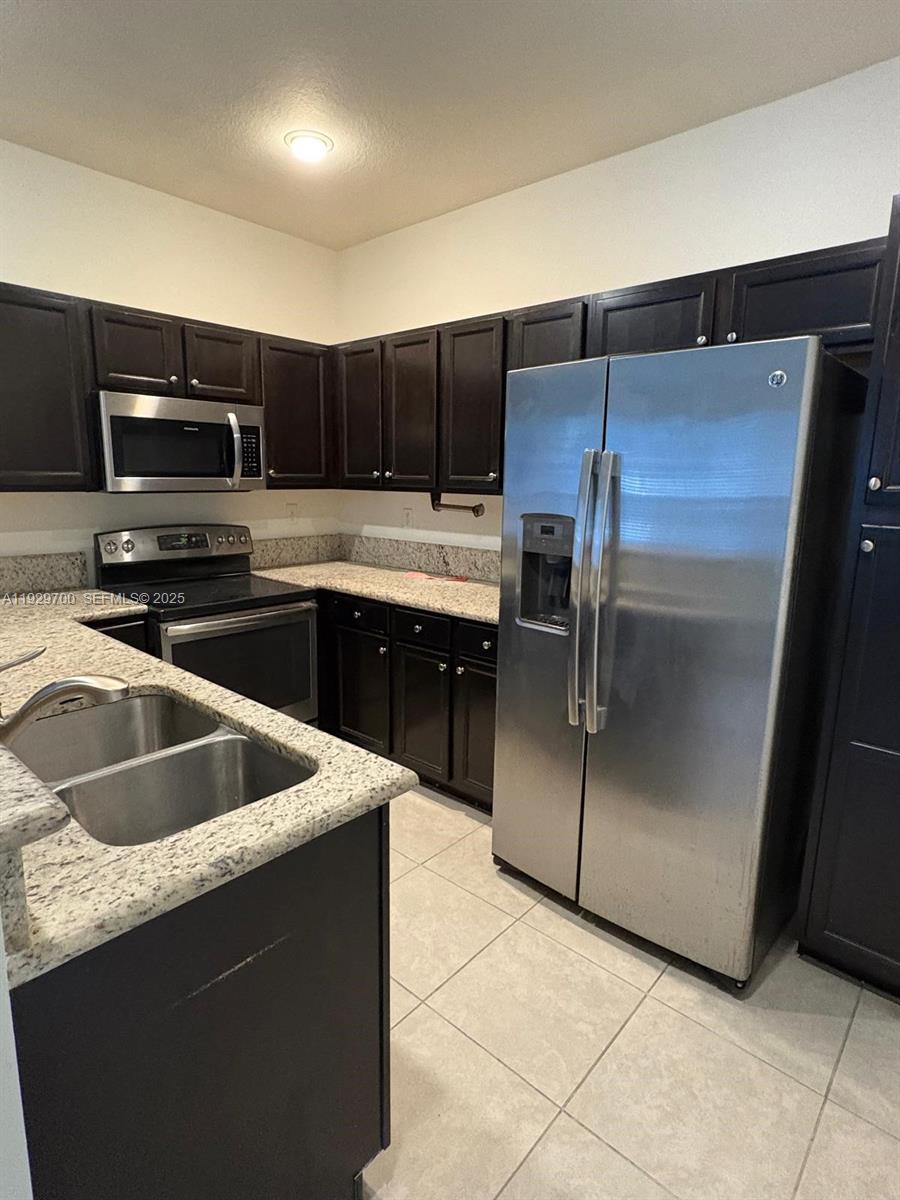 KENDALL COMMONS TOWNHOMES - Residential Lease