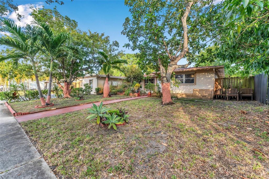 Photo of 550 SW 38th Ter #0, Fort Lauderdale, FL 33312 (MLS # A11917356)