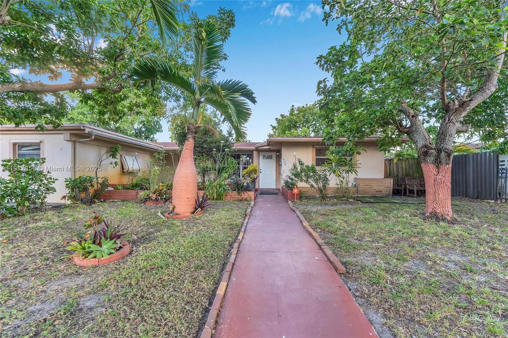 Photo of 550 SW 38th Ter #0, Fort Lauderdale, FL 33312 (MLS # A11917356)