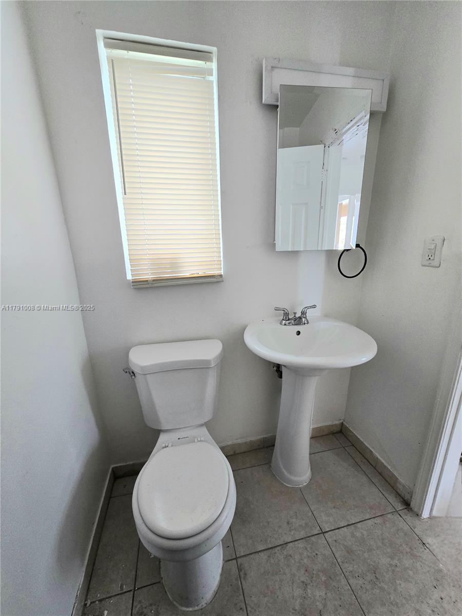 724 SW 7th Ter 1-2