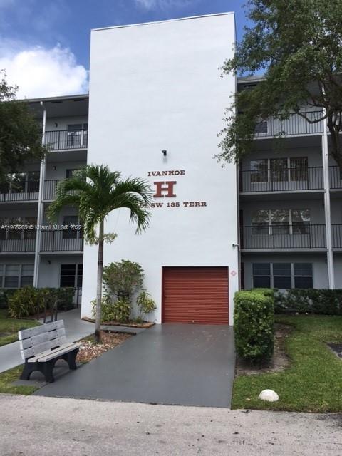 IVANHOE WEST AT CENTURY V - Residential Lease