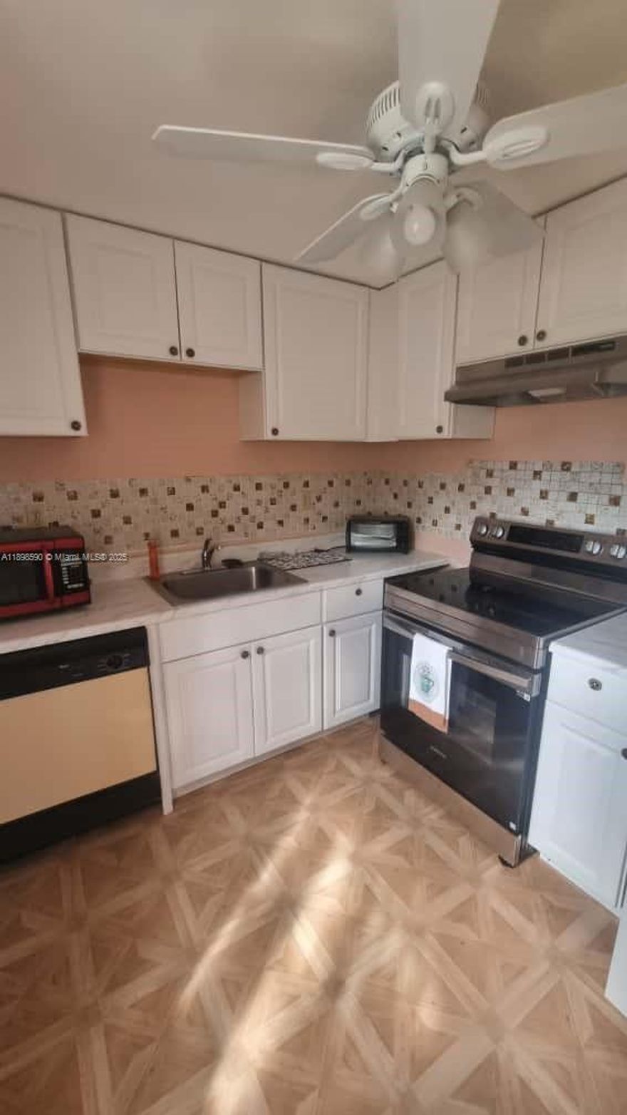 Charming 2-bedroom, 2-bathroom condo in the highly sought-after Kings Point community in Delray Beach! This well-maintained unit features a bright, updated kitchen with white cabinetry, modern appliances, and stylish mosaic tile backsplash. Both spacious bedrooms offer comfortable carpeting and ceiling fans, while the updated bathrooms showcase modern fixtures and finishes. Lovely screened-in patio overlooking lush greenery—perfect for morning coffee or evening relaxation. Additional features include an in-unit washer/dryer, ample closet space. Kings Point offers resort-style amenities including pools, clubhouse, fitness facilities, and organized activities. Conveniently located near shopping, dining, beaches, and major highways.