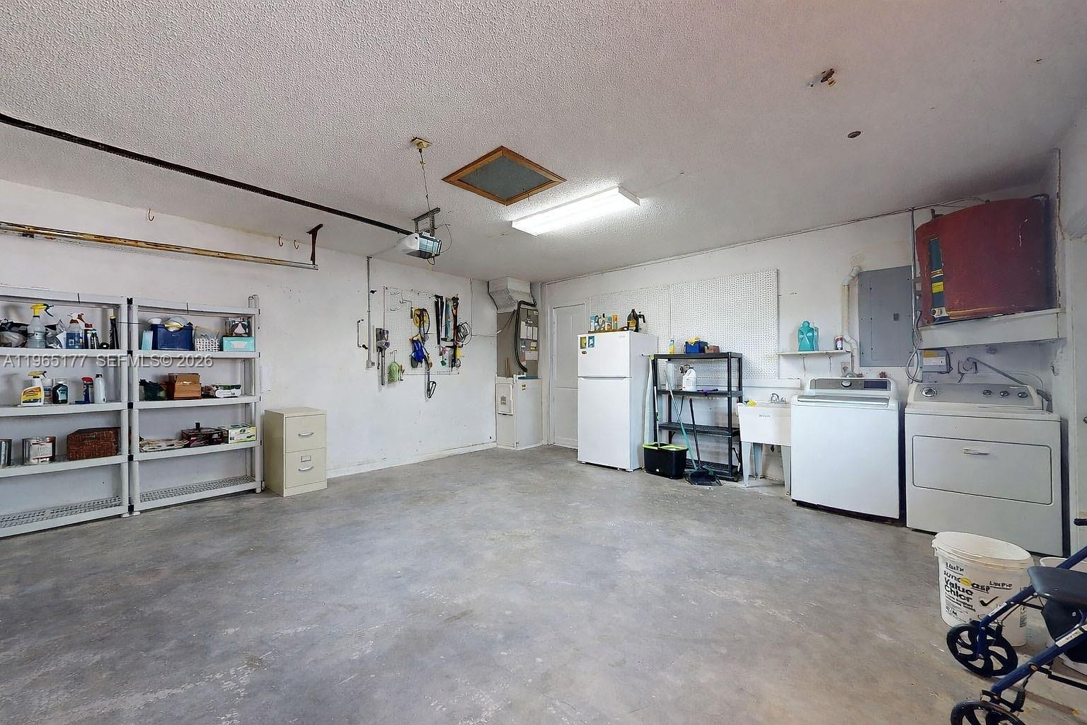 KENDALE COUNTRY CLUB ESTS - Residential