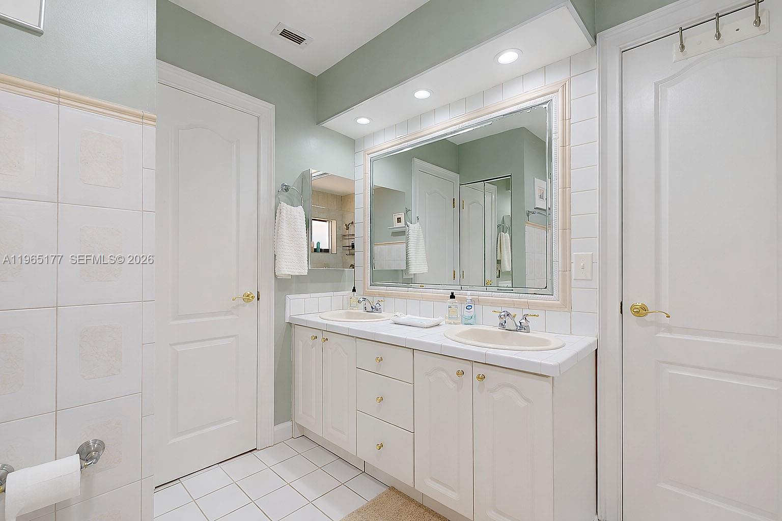 KENDALE COUNTRY CLUB ESTS - Residential