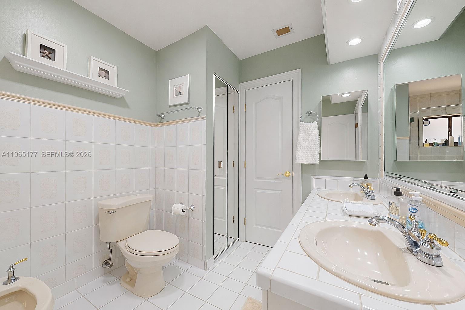 KENDALE COUNTRY CLUB ESTS - Residential