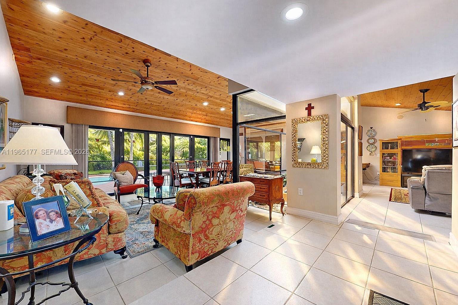 KENDALE COUNTRY CLUB ESTS - Residential