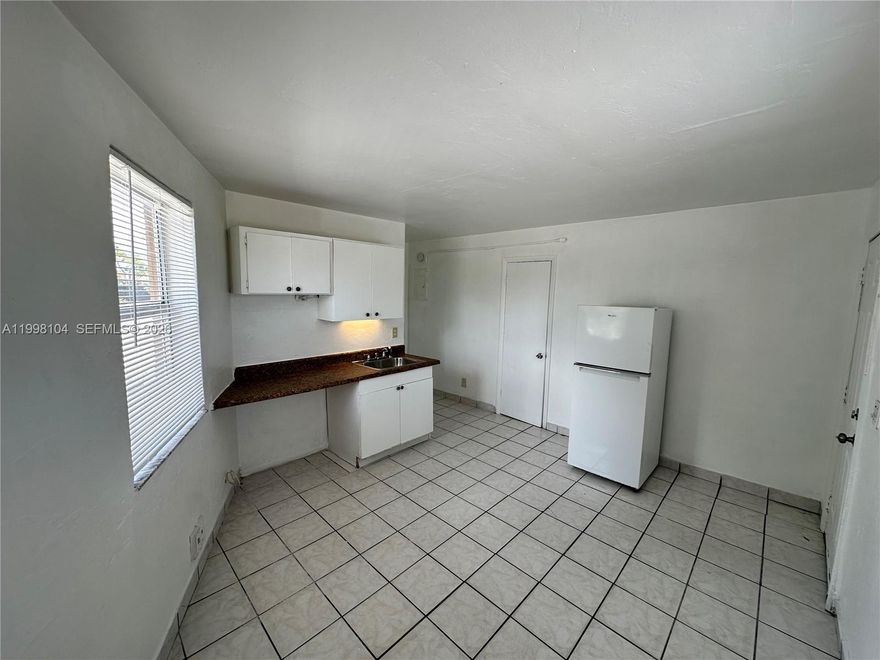 Hallandale Beach corner studio available. Prime location close to major avenues & schools, water included, and only first + deposit to move in! 
Quick approvals, move in ready.