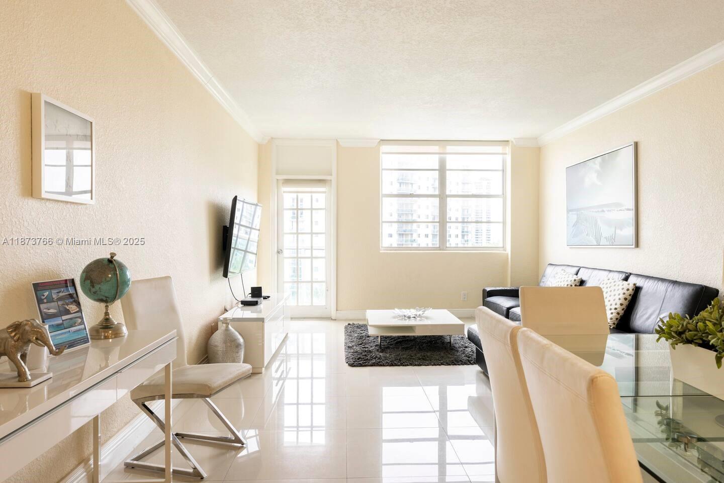Excellent apartment with 3 bedrooms + Den and 2 bathrooms. Approved by the City of Sunny Isles Beach and the Condominium for 8 guests. Completely renovated, furnished and equipped. Ready to
live, rent or do short term. All you have to do is turn the key and get in.