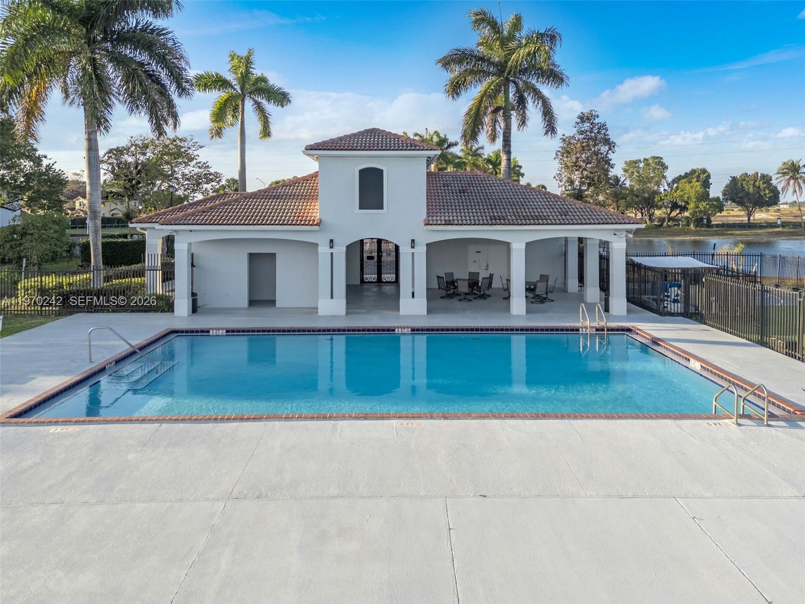 EMERALD LAKES - Residential