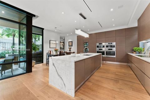 2803 Crystal Ct Coconut Grove FL 33133
