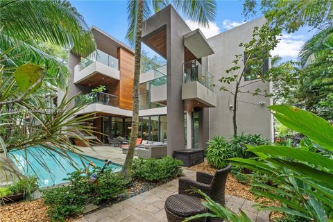 2803 Crystal Ct Coconut Grove FL 33133