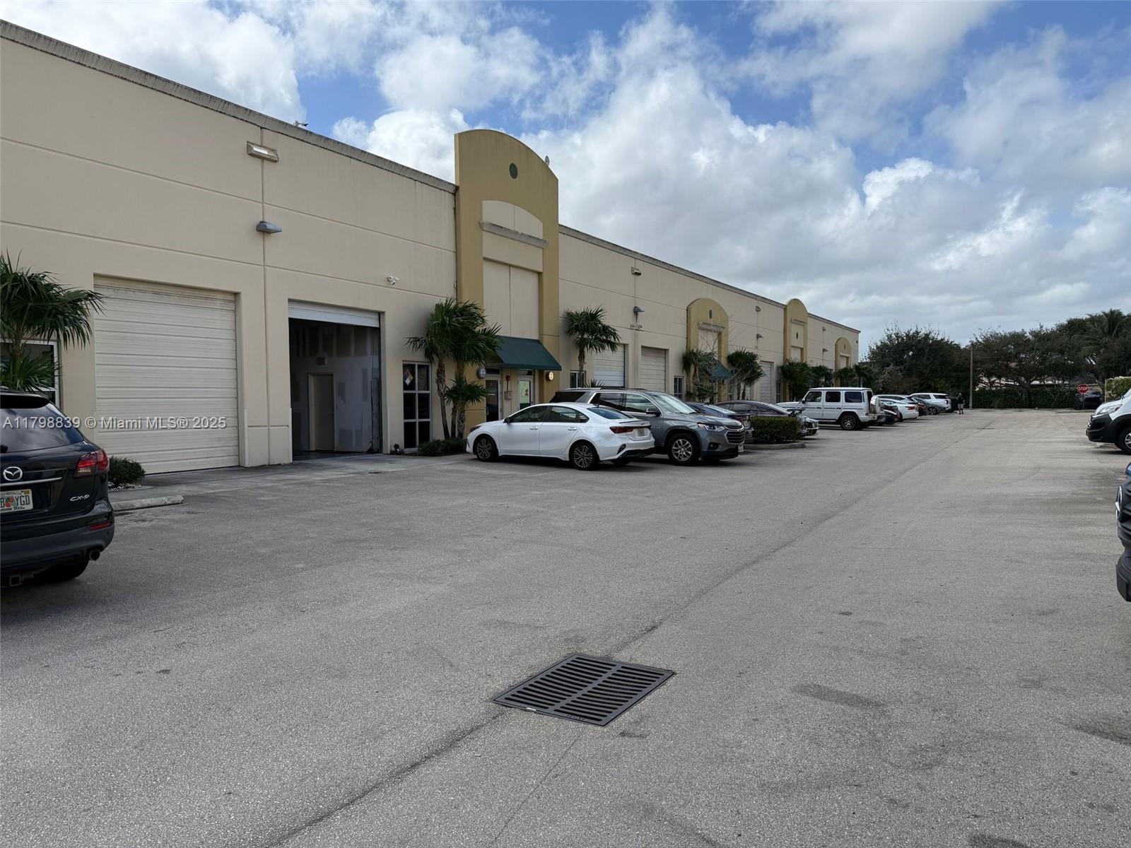 BEST COMMERCIAL AREA, VERY WELL LOCATED NEAR THE AIRPORT, NEAR I-95 AND THE 441, NICE OFFICE
AND VERY GOOD SPACE IN WAREHOUSE (TOTAL 1,970 S/F ) BRAND NEW WAREHOUSE ALL WINDOWS AND
DOORS ARE IMPACTED, ( EASY TO SHOW, PLEASE SEND ME A TEXT WITH YOUR LIC AND OFFICE INFORMATION. **
NO BUSINESS CAR MECHANICS.