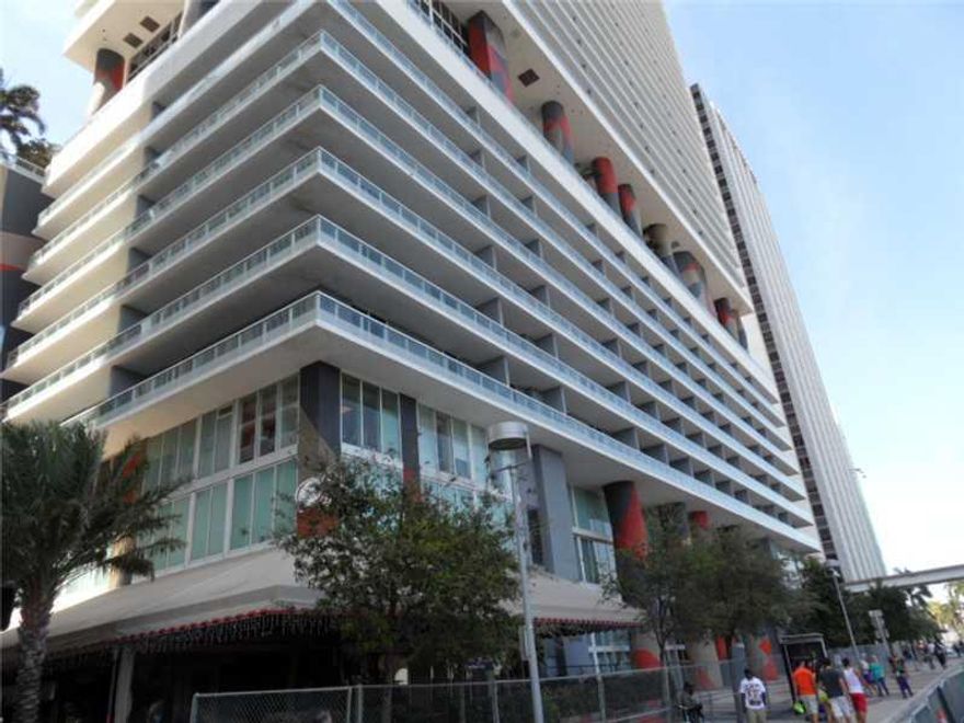 EXECUTIVE SUITE STUDIO WITH WITH DIRECT BAY VIEWS OVERLOOKING BISCAYNE BOULEVARD. UNIT COMES FULLY FURNISHED. PLEASE CONTACT LISTING AGENT FOR MORE INFORMATION.