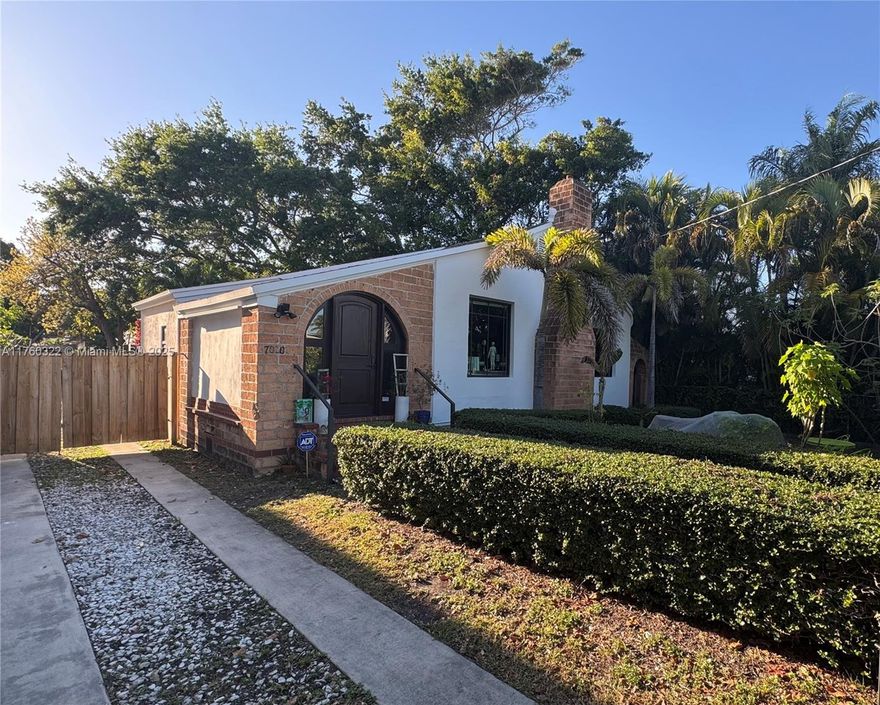 Renovated home located in the heart of Baywood, 2 bedroom 2 bath with spacious backyard. Impact windows and doors, central AC, updated kitchen, wood floors, open living/family area. Amazing location, 15 minutes to the beach, 15 minutes to the airport, 10 minutes to Downtown.