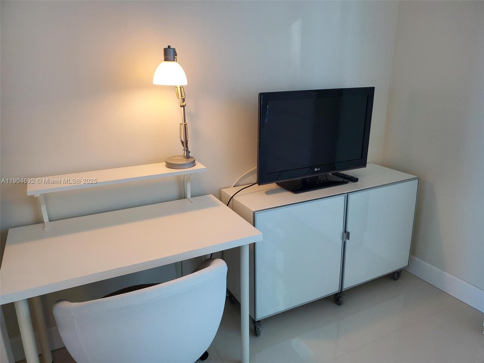 THE PLAZA 851 BRICKELL CO - Residential Lease