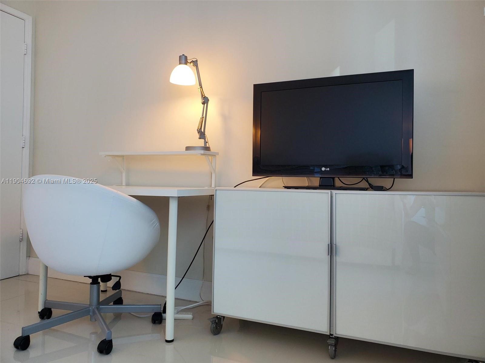 THE PLAZA 851 BRICKELL CO - Residential Lease