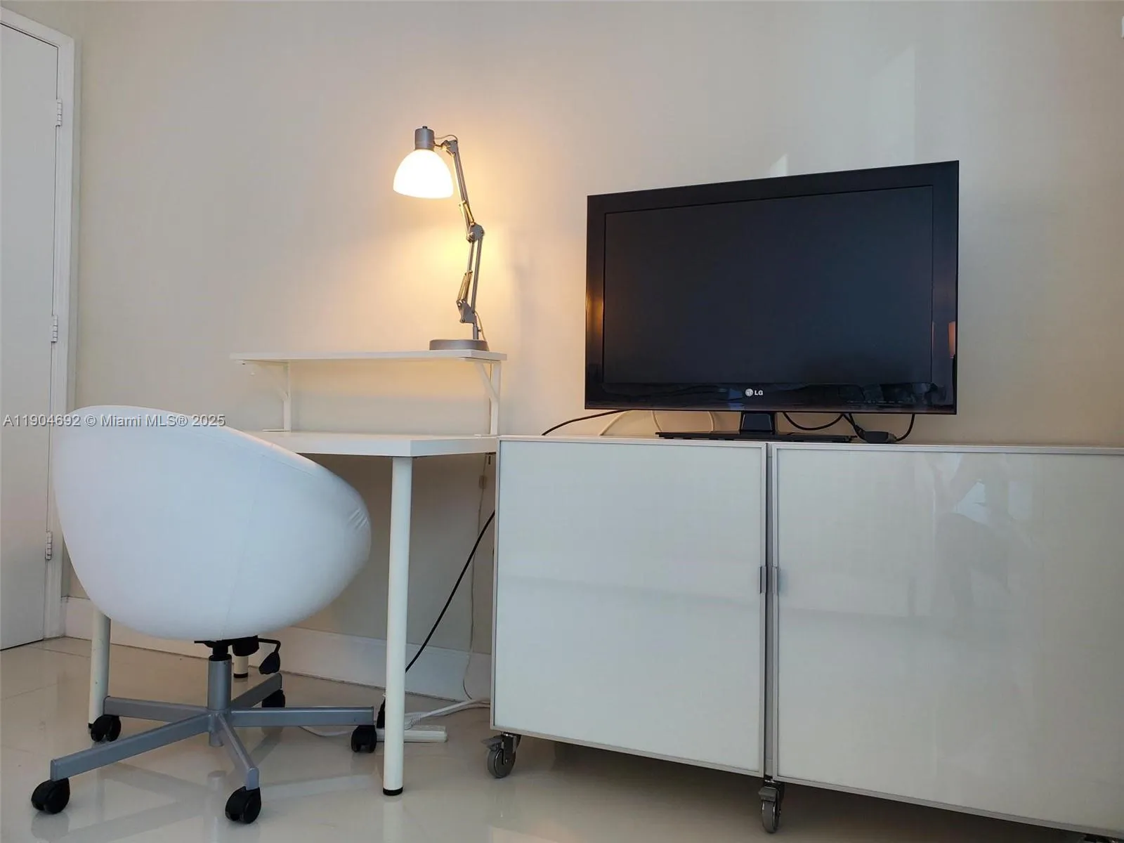 Miami, Florida 33131, United States, 2 Bedrooms Bedrooms, ,2 BathroomsBathrooms,Residential,Active,241511