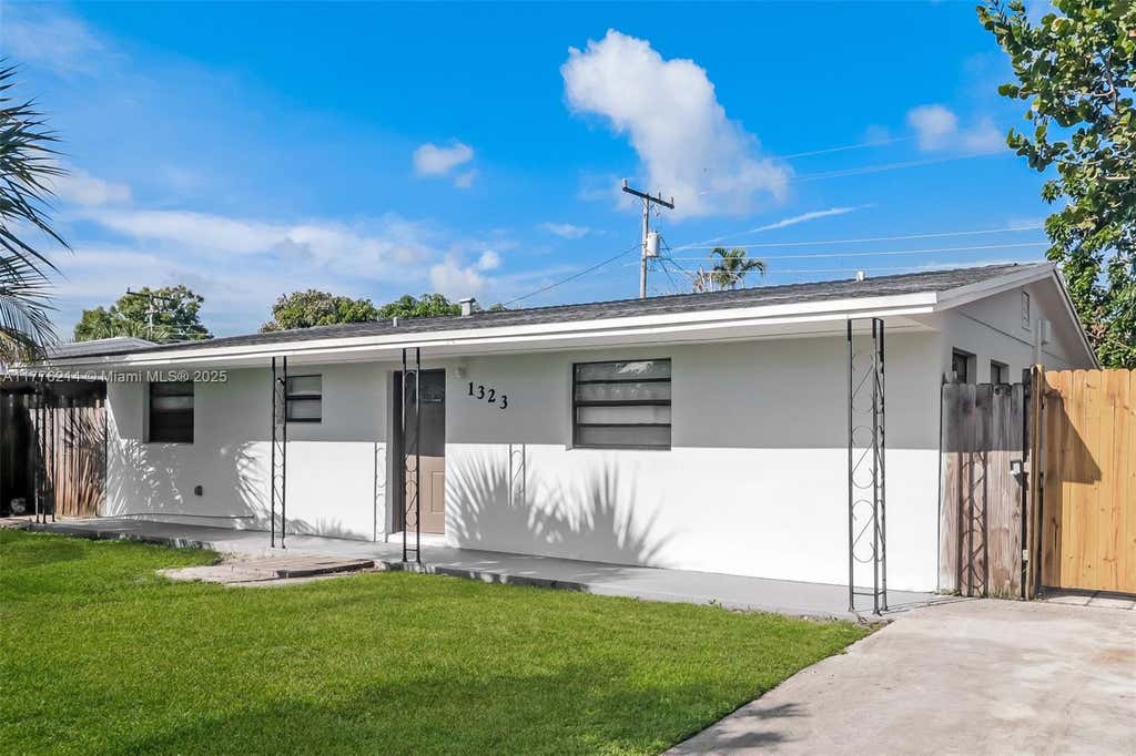 Photo of 1323 Fernlea Dr, West Palm Beach, FL 33417 (MLS # A11776214)