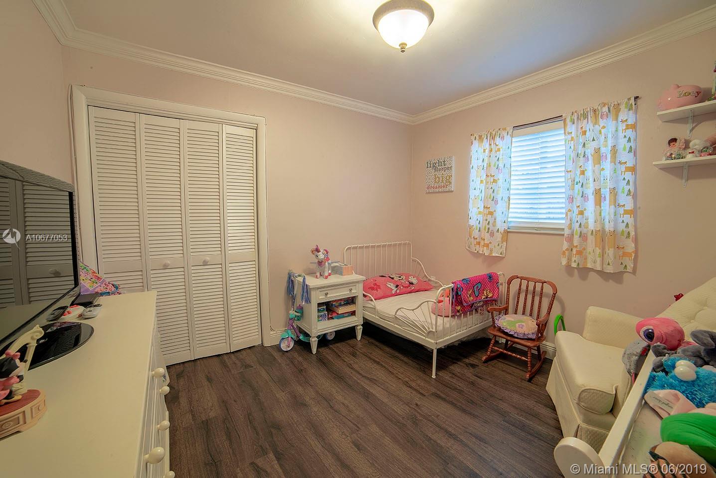 PALM LANE VILLA NO 5 - Residential