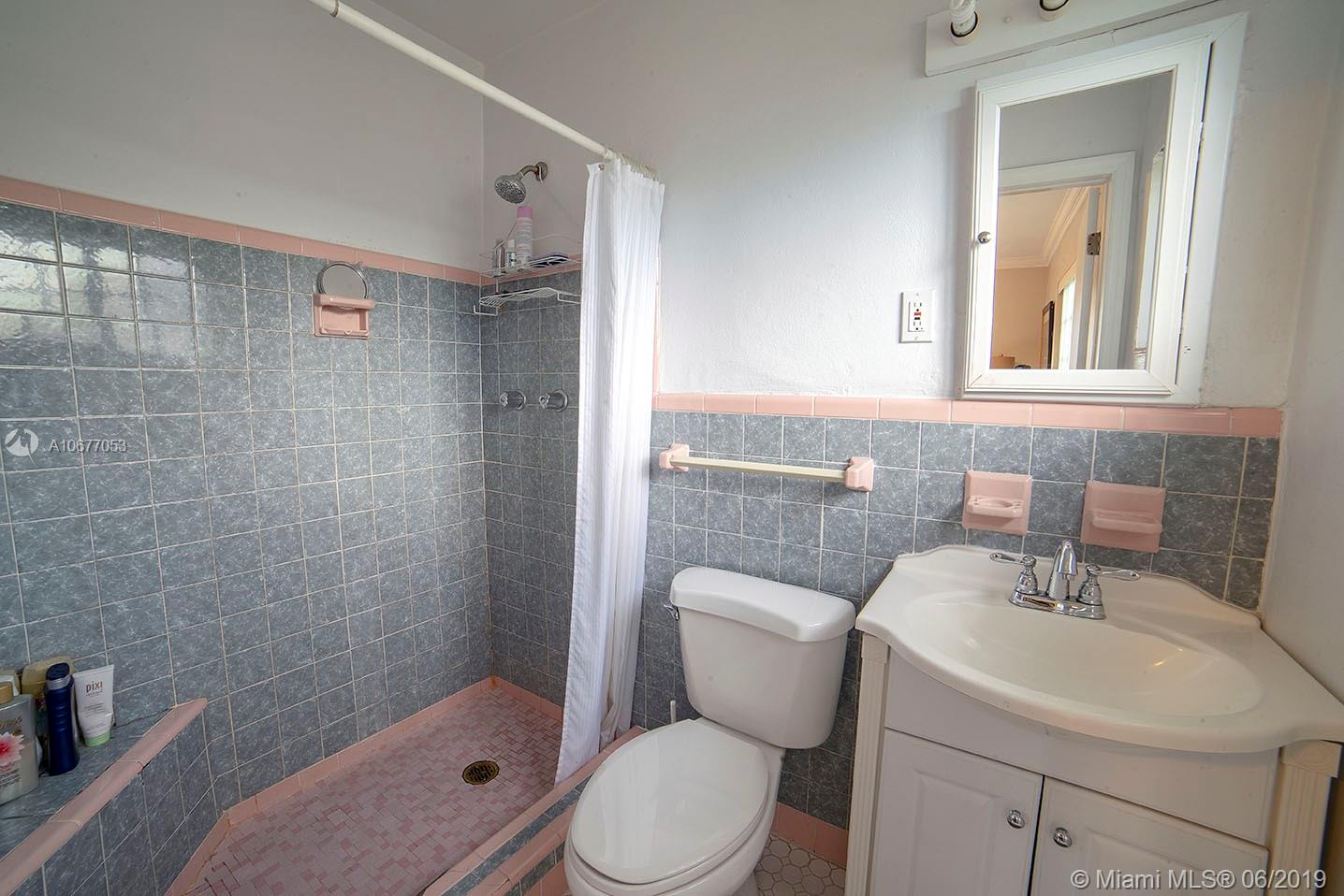 PALM LANE VILLA NO 5 - Residential