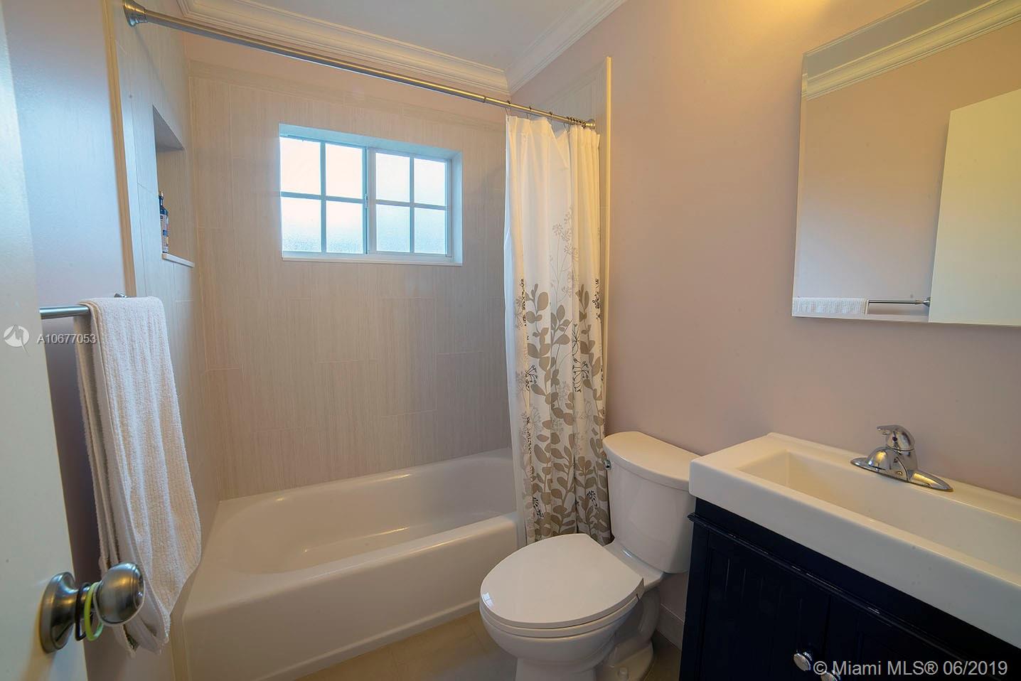 PALM LANE VILLA NO 5 - Residential