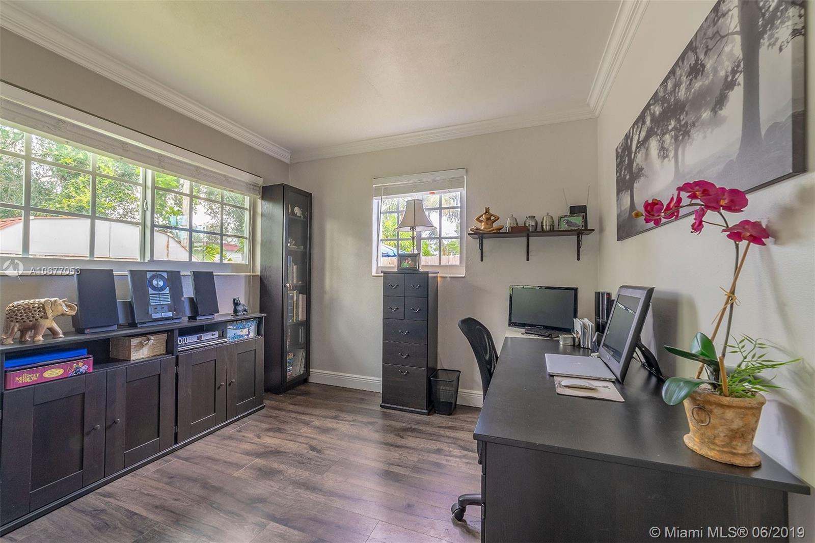 PALM LANE VILLA NO 5 - Residential